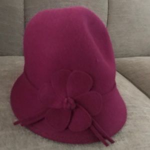 Super cute, wool bucket hat.